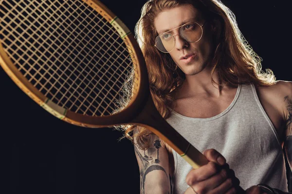 Jogador de tênis elegante com raquete de madeira vintage, isolado em preto — Fotografia de Stock