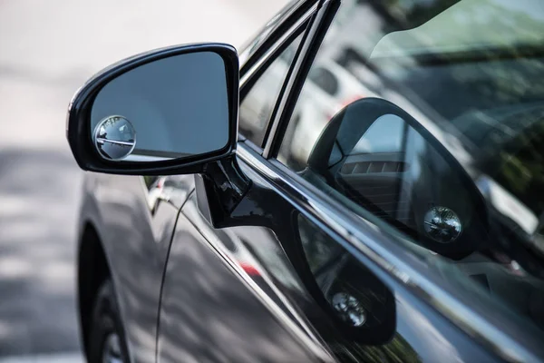 Vue rapprochée du fond de voiture noir brillant — Photo de stock