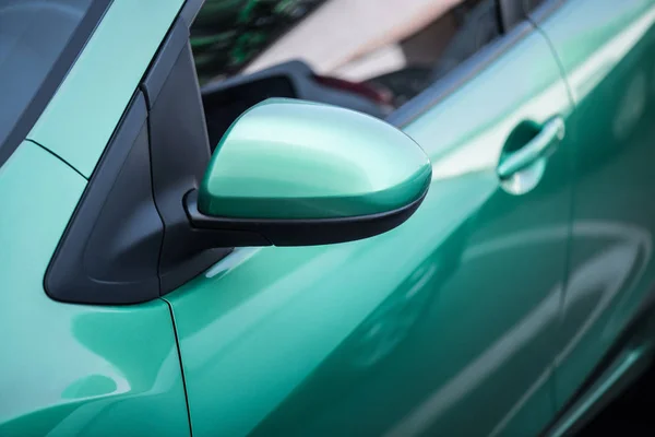 Vista de cerca de fondo brillante coche verde - foto de stock