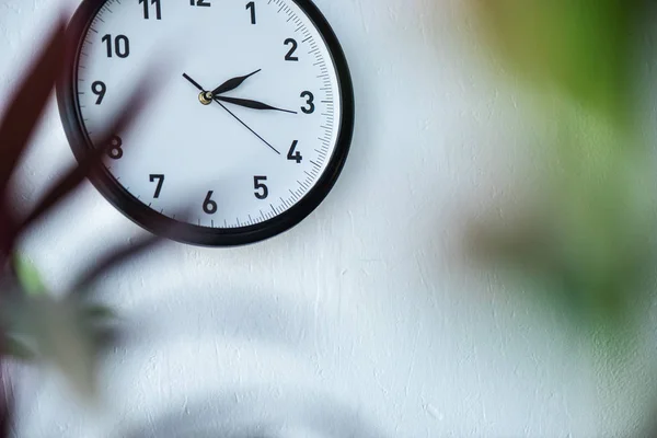 Selektiver Fokus der schwarz-weißen Uhr, die an der Wand hängt — Stockfoto