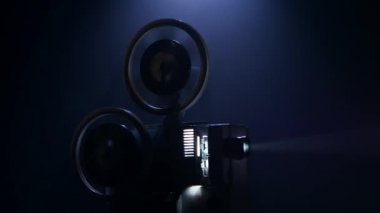 Eski bir projektör filmde hızlı geri sar. Duman stüdyo