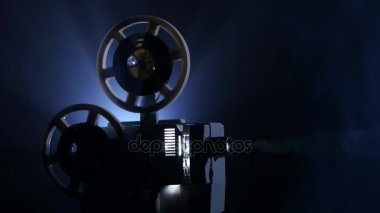 Dumanlı karanlık stüdyo. Film makaraları ve vintage film döner gösterir