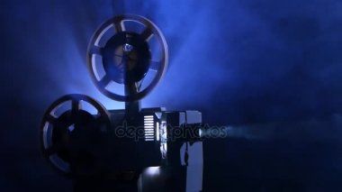 Güç kaynağı eski projektör. Film makaraları ve vintage film döner gösterir