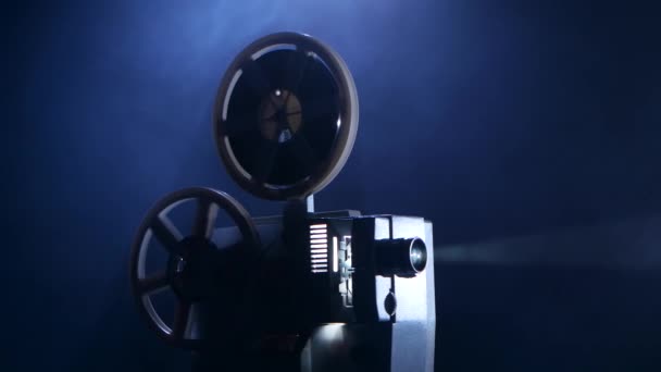 Filmen roterar hjulen och vintage visar film. Rökiga mörka studio — Stockvideo