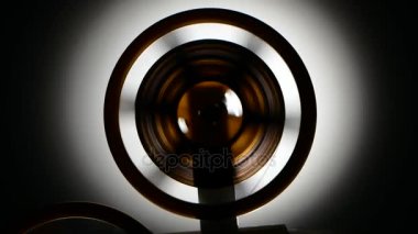 Hızlı eski retro sinema projektörde teyp geri sarma