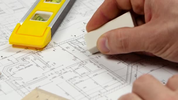 Engenheiro feito corrige erros no desenho a lápis. Fechar — Vídeo de Stock