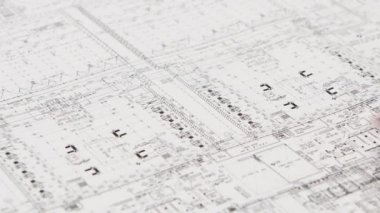 Mimar masada oturur, onun için daha iyi bir çizim seçer. Yakın çekim