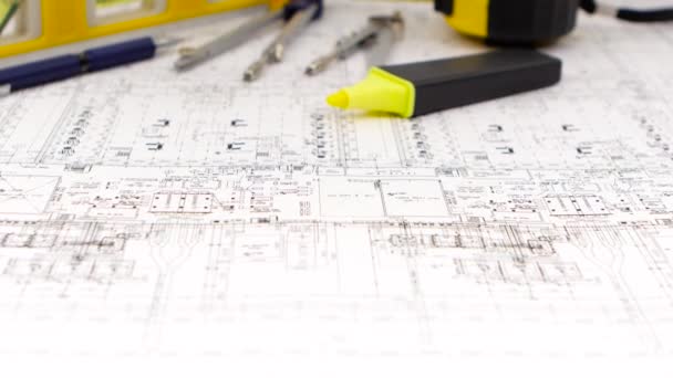 O plano do edifício é com divisores e uma fita métrica. Fechar. — Vídeo de Stock