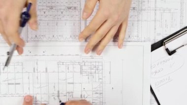 İnşaatçılar yeni binanın bu çizim için değişiklikler yapmak. Yakın çekim