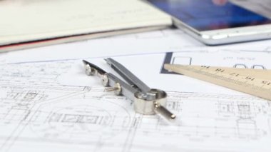 Mühendis için çizim Telefondaki verileri bakar ve onları yazıyor. Yakın çekim