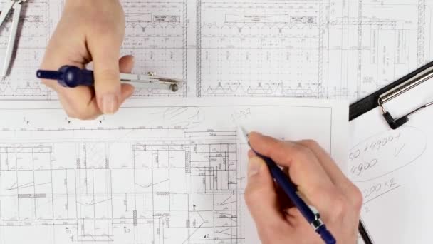 Los arquitectos están sentados en la mesa analizando el dibujo. De cerca. — Vídeo de stock