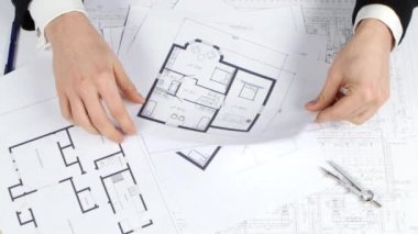 İşadamı proje için daha uygun bir çizim seçer. Yakın çekim
