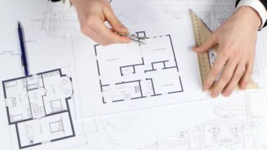 İşadamı projektörler yaptığınız çizimler kontrol eder. Yakın çekim