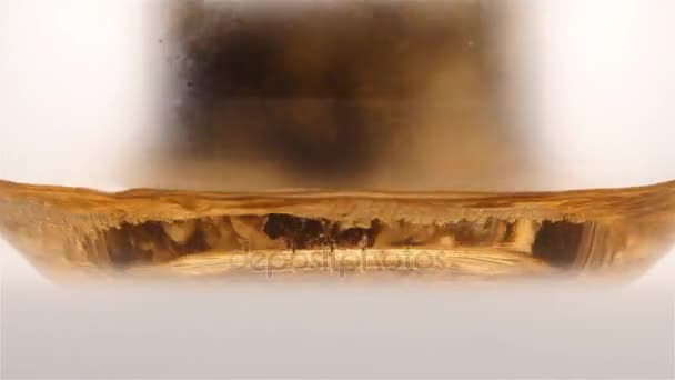 Feuilles de thé feuille noire sont brassées dans une théière en verre — Video