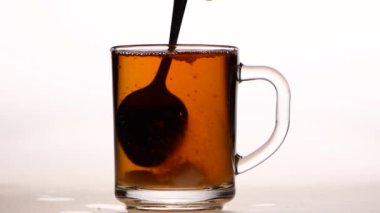 Alt Kupası heyecan kaşıkla şekerim. Beyaz arka plan