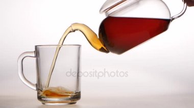 Siyah çay çaydanlık üzerinden bir cam bardağa dökülür
