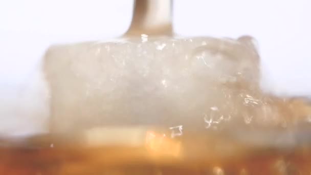 뜨거운 녹차의 제트기는 설탕의 조각에 부 어 — 비디오