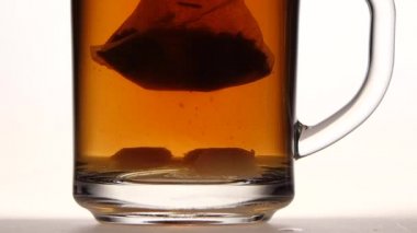 Fincan çay ve şeker, Piramit çay poşeti. Beyaz arka plan