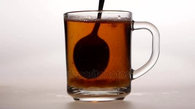 Kupası heyecan alt kısmında kaşıkla şekerim. Beyaz arka plan