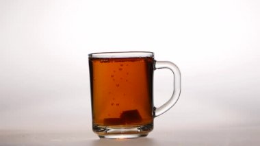 Şeker iki adet fincan sıcak çay, ağır çekim atılır