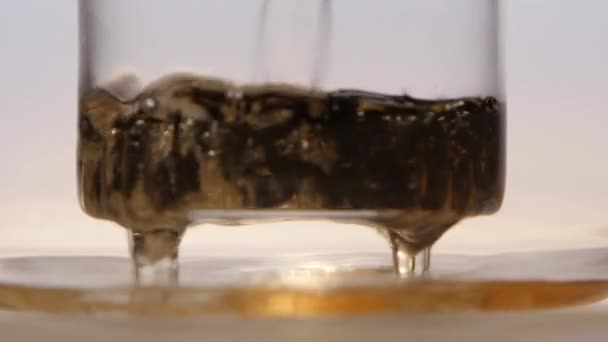 infuser le thé feuille dans une théière en verre transparent. Mouvement lent 