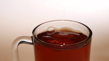 Şeker fincan çay altına düşüyor. Üstten Görünüm