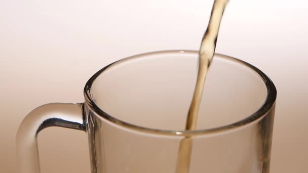 Jet van hete thee vult de glas-cup. Bovenaanzicht — Stockvideo