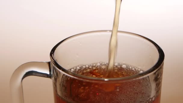 Top view, jet of hot tea fills the glass cup — Stock Video