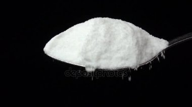 Tuz düşen demir kaşık, siyah arka plan stüdyo, ağır çekim