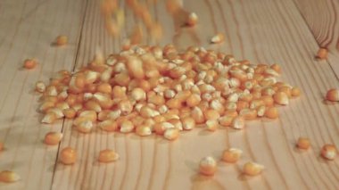 Mısır taneleri masanın üstüne düşer. Yakın çekim. Ağır çekim