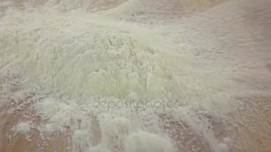 Avuç un masanın üzerine düşüyor. Ağır çekim, üstten görünüm