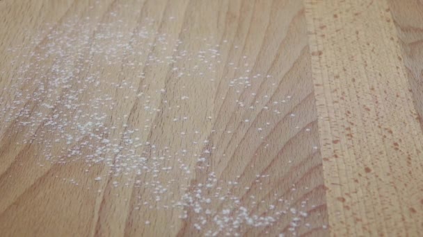 小麦粉は、木製のテーブルの上に注がれています。上面ビュー、スローモーション — ストック動画