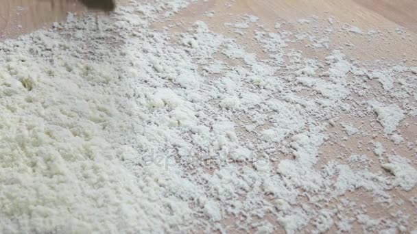 Mezclar la harina con pimienta negra en la mesa, cámara lenta — Vídeo de stock