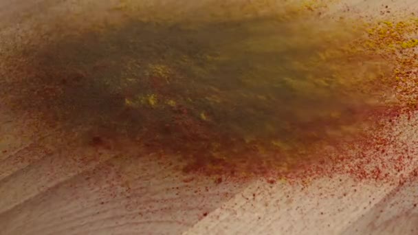 Poivre noir ajouter aux épices sur la table en bois, au ralenti 