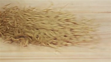 Buğday taneleri ahşap masa, yavaş düşüyor. Üstten Görünüm