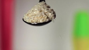 Susam demir kaşık gelen düşen kızarmış değil. Arka plan bulanık. Ağır çekim