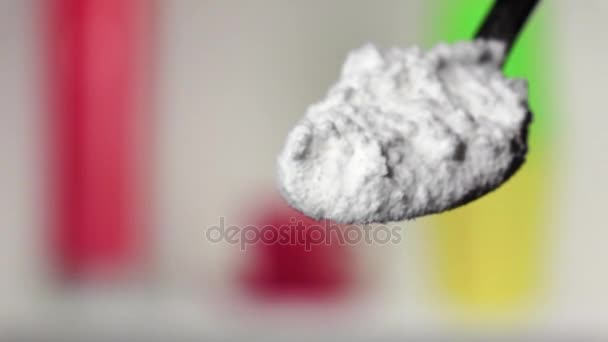 Farine classe supplémentaire tombant de la cuillère en fer. Fond flou. Mouvement lent 