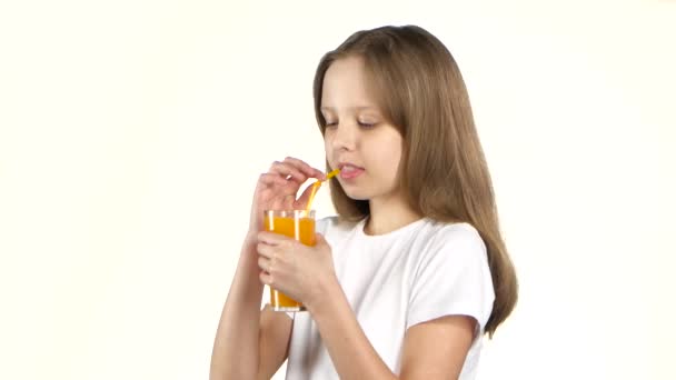 Niña bebe jugo de naranja y muestra clase. Fondo blanco — Vídeos de Stock