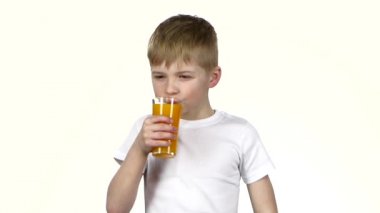 Çocuk içecekler portakal suyu ve sınıf gösterir. Beyaz arka plan. Ağır çekim