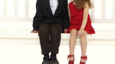 Bebek el ele, birbirimizi kulağına sırlar söylemem için bir salıncak üzerinde binmek. Beyaz arka plan