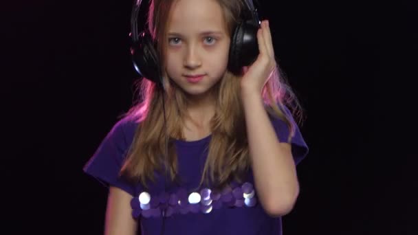 Tiener meisje dj met koptelefoon op hoofd dansen op muziek — Stockvideo