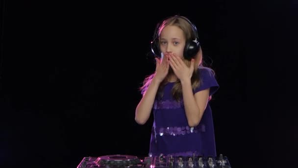 Adolescente menina dj em vestido brilhante dá beijos de ar — Vídeo de Stock