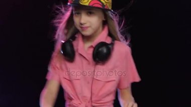 Şık genç kız müzik ve dansları dj masasında çalış