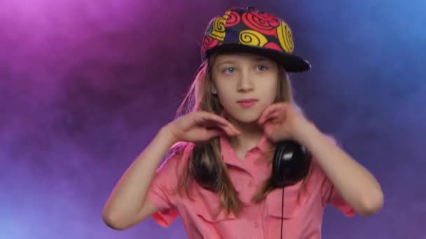 Stilvolles Teenager-Mädchen spielt Musik am DJ-Tisch, rauchiger Hintergrund — Stockvideo