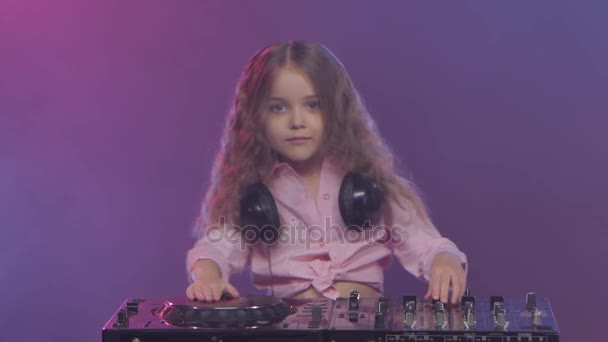 Kleines Mädchen dj spielt auf Vinyl. farbiger Rauch auf Hintergrund — Stockvideo