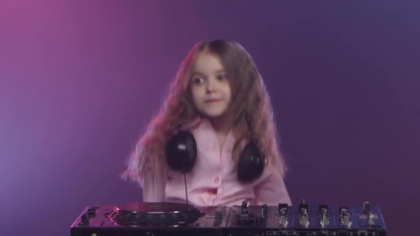 La música en la consola dj es interpretada por una niña músico — Vídeos de Stock
