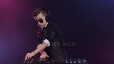 Cool çocuk dj vinil oynarken gözlüklü. Duman arka plan