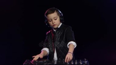 Cool çocuk dj vinil oynamak kulaklık. Siyah arka plan