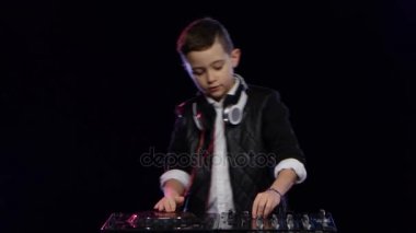 Genç dj vinil oynarken deri ceketli. Siyah arka plan