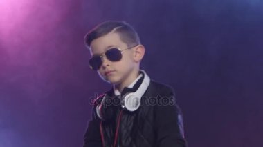 Şık çocuk bardaklarda renkli dumanlı arka planda müzik karışımları